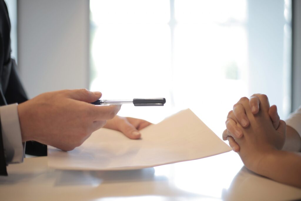 Dostali ste lákavú ponuku na refinancovanie hypotéky? Poriadne si to prepočítajte. FOTO: Pexels