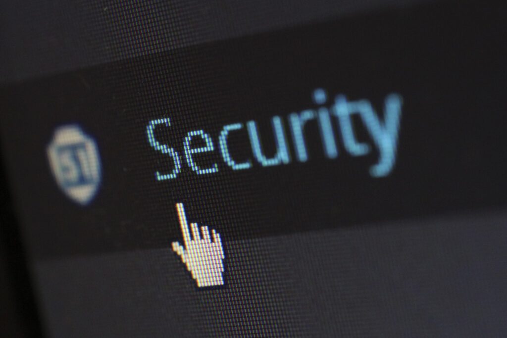 Na obrazovke počítača sa zobrazuje slovo Security s pixelovým kurzorom ukazujúcim naň, čo naznačuje zameranie na nastavenia online alebo digitálnej bezpečnosti.