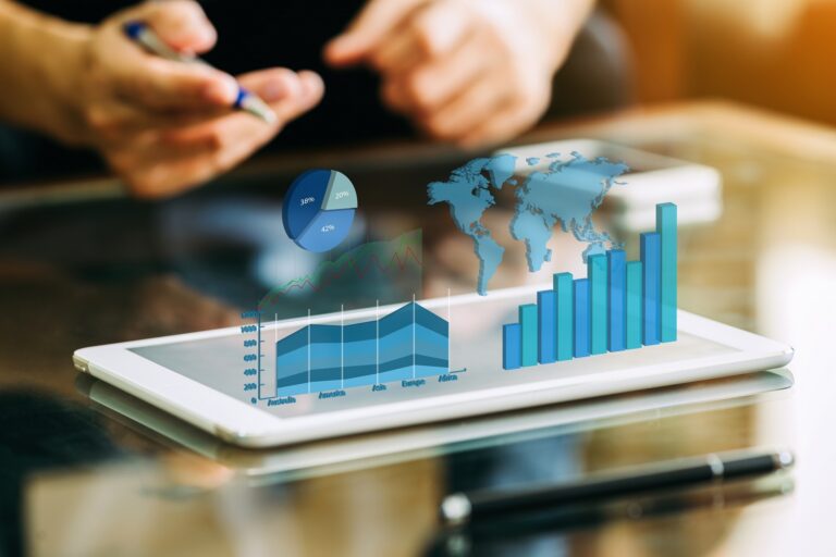 Osoba komunikuje s digitálnym tabletom zobrazujúcim holografické tabuľky, grafy a mapu sveta, ktoré predstavujú analýzu obchodných alebo finančných údajov zameranú na podielové fondy v modernom prostredí.