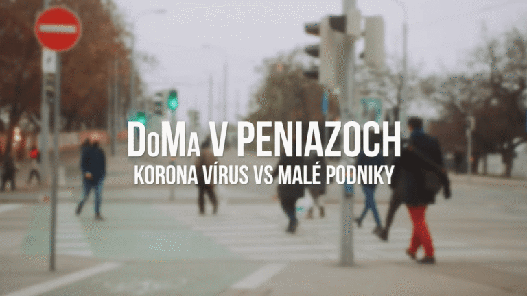 Rozmazaná scéna mestskej ulice s ľuďmi prechádzajúcimi cez cestu, semaformi a stromami. Prekrytý slovenský text znie: DoMa V PENIAZOCH KORONA VÍRUS vs MALÉ PODNIKY.