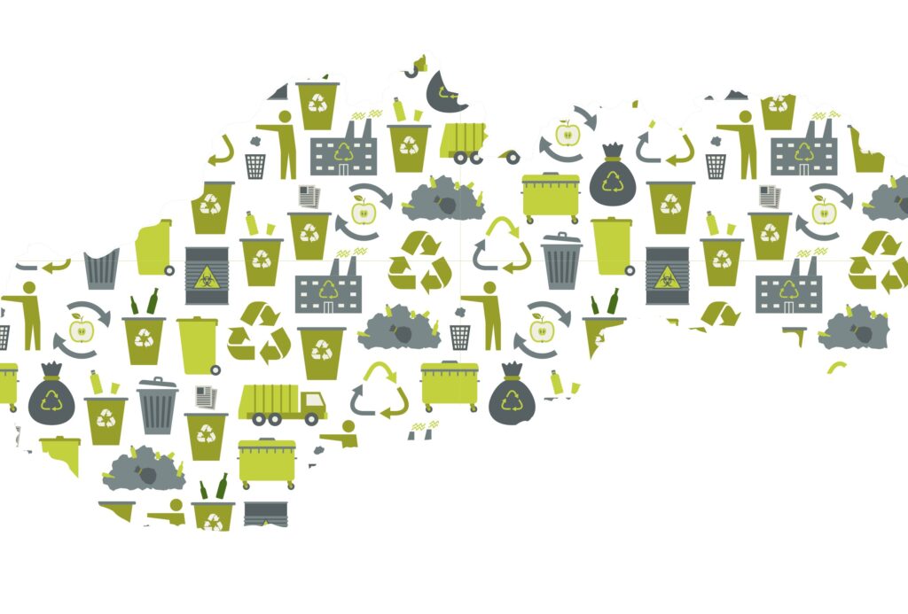 Mapa Slovenska plná opakujúcich sa ikon recyklácie a odpadového hospodárstva vrátane recyklačných nádob, smetiarskych áut, vriec na odpadky a symbolov recyklácie v zelených, sivých a žltých tónoch na bielom pozadí.