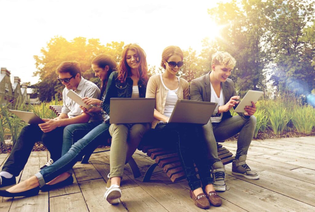 studenti s laptopmi