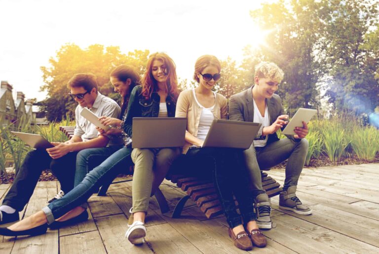 studenti s laptopmi