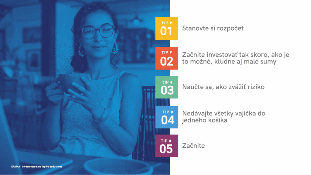 Žena sedí pri stole s hrnčekom a notebookom a pozerá sa do kamery. Napravo je zoznam piatich investičných tipov v slovenčine, každý vo farebnom rámčeku s číslami 1 až 5.