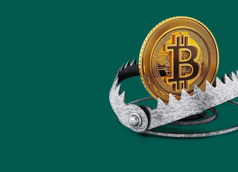 Veľká zlatá minca Bitcoin je zachytená v čeľustiach kovovej pasce na medveďa na zelenom pozadí.