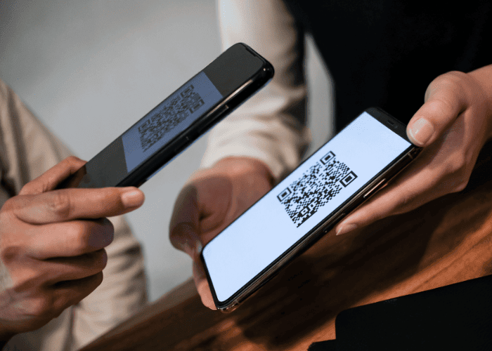 Spoznajte výhody aj riziká QR platieb. QR kódy zrýchľujú platenie, no môžu byť aj zneužité. Poradíme vám, ako ich používať bezpečne.