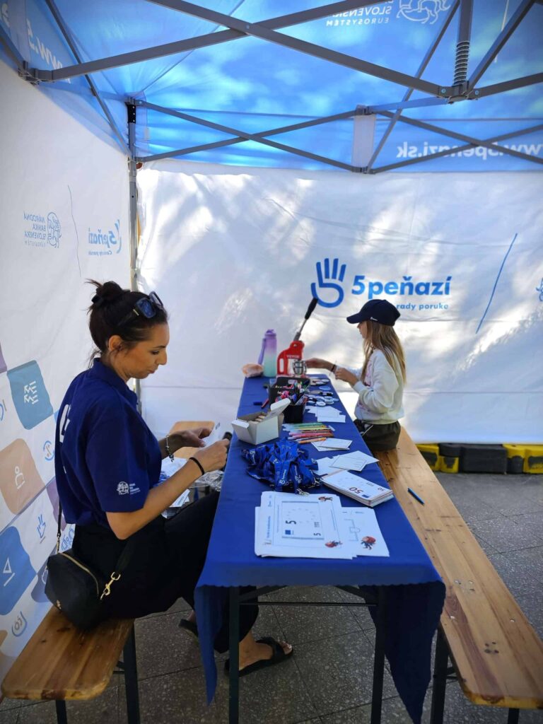 návštevníci stánku 5PEŇAZÍ v bojnickej zoo