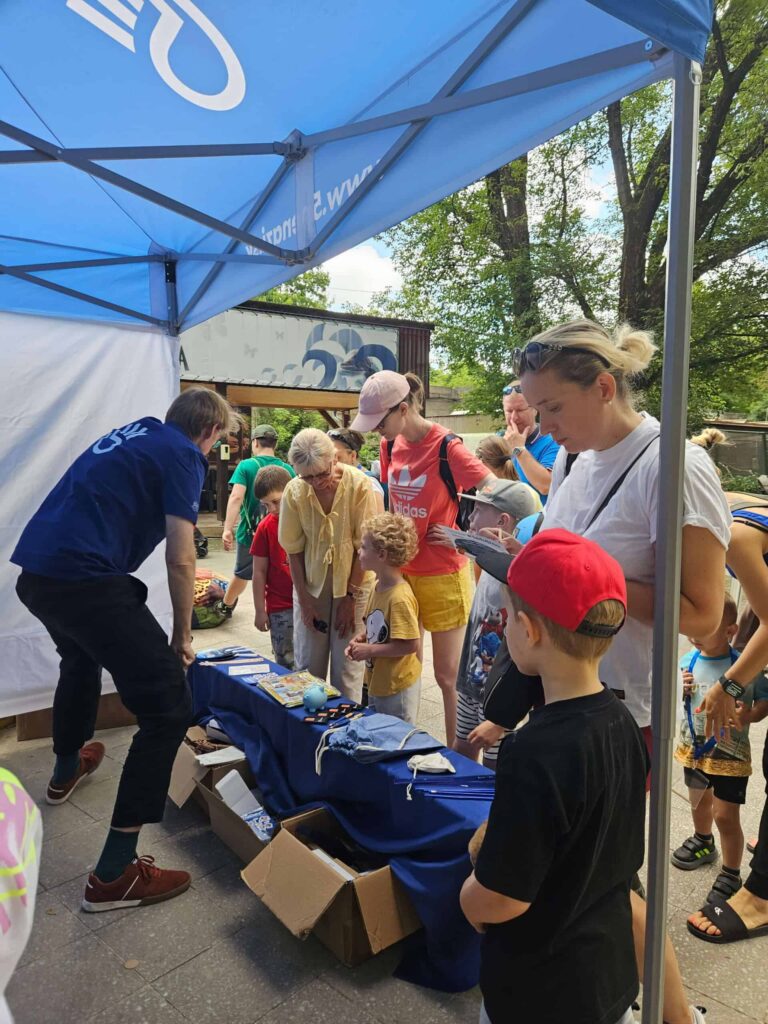 návštevníci stánku 5PEŇAZÍ v bojnickej zoo