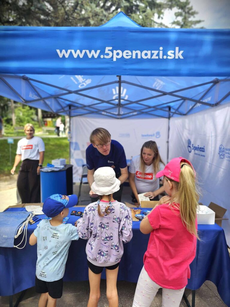 návštevníci stánku 5PEŇAZÍ v bojnickej zoo