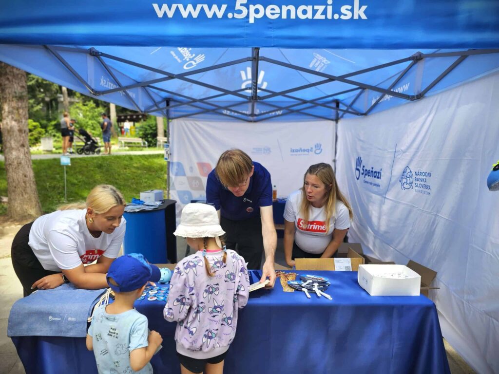 návštevníci stánku 5PEŇAZÍ v bojnickej zoo