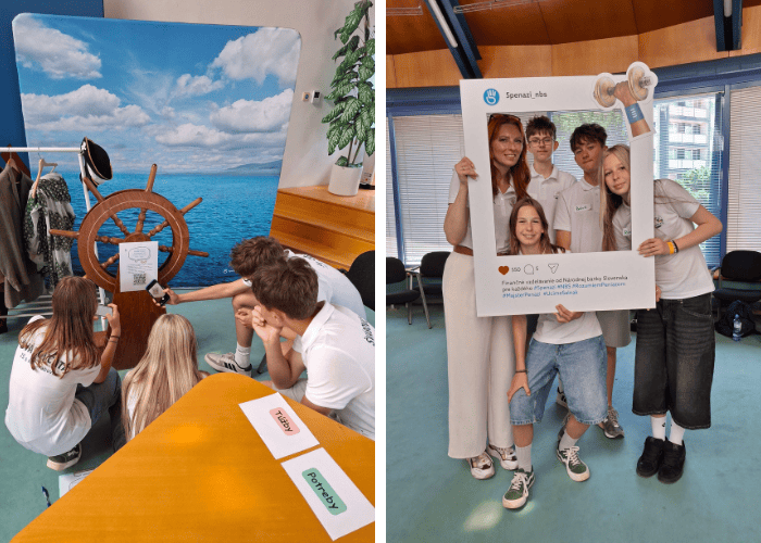 Skupina mladých ľudí v bielych košeliach pózuje na fotkách na podujatí v interiéri; jedna skupina sedí pred fotopozadím s veľkým lodným kormidlom, zatiaľ čo druhá stojí a drží veľký rámček na sociálne médiá a papierové činky.